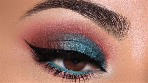 how to wear turquoise eyeshadow.